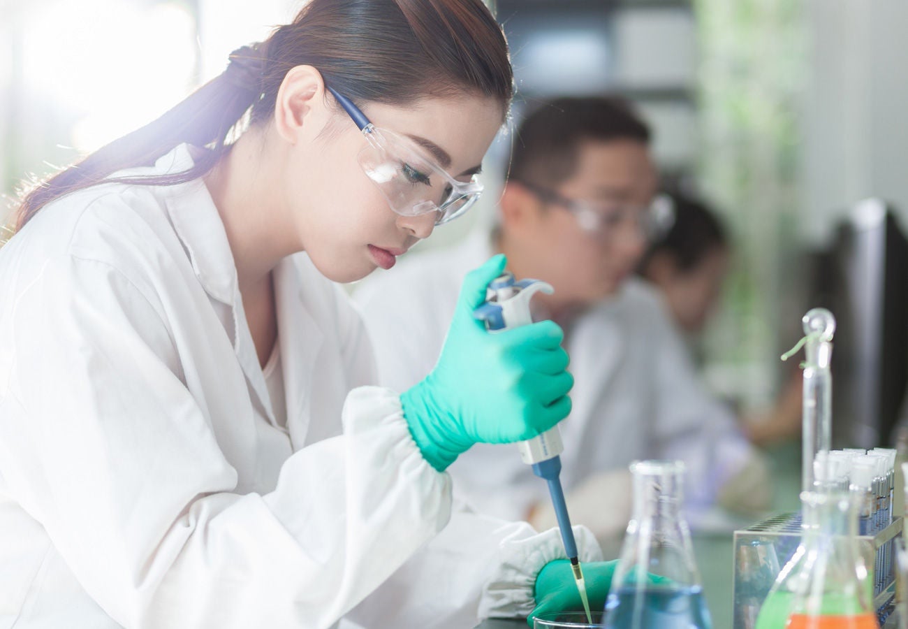 Woman working in a lab.