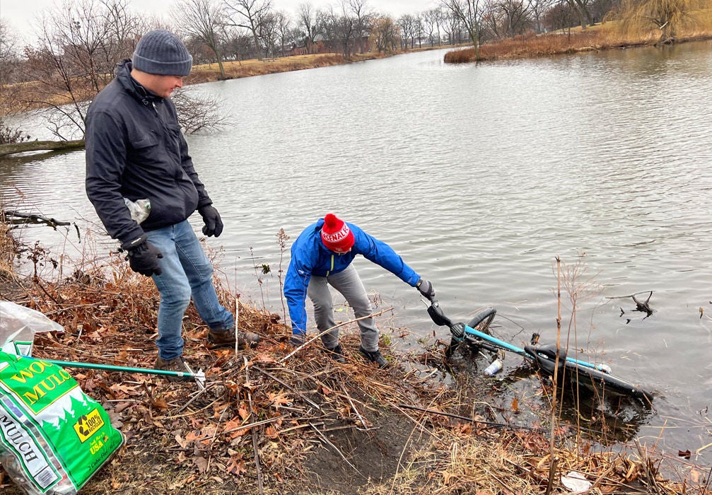 A team of Slalom employees volunteers to help make their community greener.